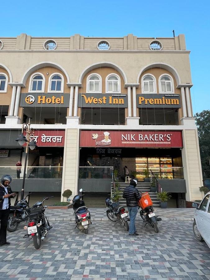 Hotel West Inn Premium Kharar Exteriör bild